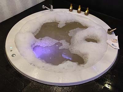Euthalia_Verzorging_en_Wellness_Schone_Jacuzzi